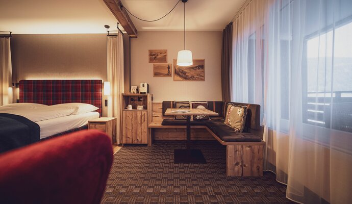 Zweibettzimmer mit Sitzecke und Esstisch | © Davos Klosters Mountains 