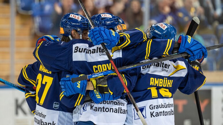 Spieler des HCD Davos umarmen sich und jubeln über ein Tor. | © Davos Klosters Mountains