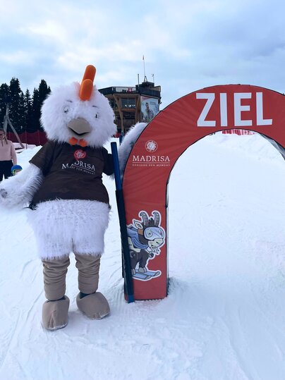 Henne Hanah und Snowli im Kinderland auf der Madrisa. | © Davos Klosters Mountains