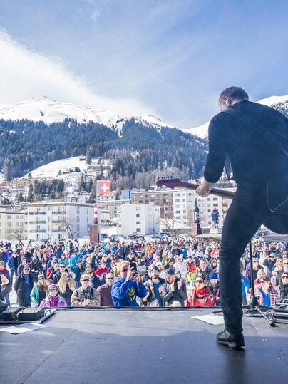 Eine Band am Cover Festival Davos Klosters beim Bolgenplaza | © Davos Klosters Mountains