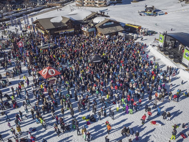 Drohnenaufnahme vom Publikum während eines Konzerts am Cover Festival Davos Klosters | © Davos Klosters Mountains