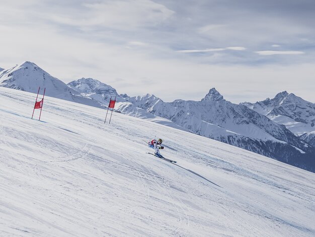 Ski Rennpiste auf dem Jakobshorn mit Blick auf das Tinzenhorn. | © Davos Klosters Mountains