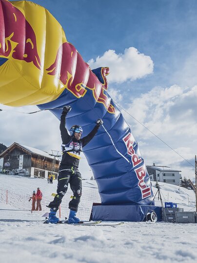 Ein Skifahrer fährt beim Red Bull Homerun ins Ziel beim Bolgenplaza | © Davos Klosters Mountains