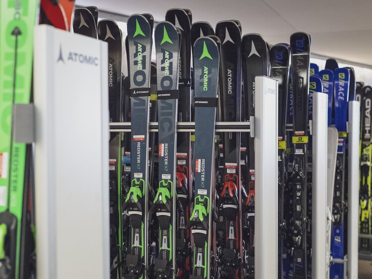 Ein Skiständer mit Modellen verschiedener Skihersteller beim Skitest Center auf Parsenn | © Davos Klosters Mountains