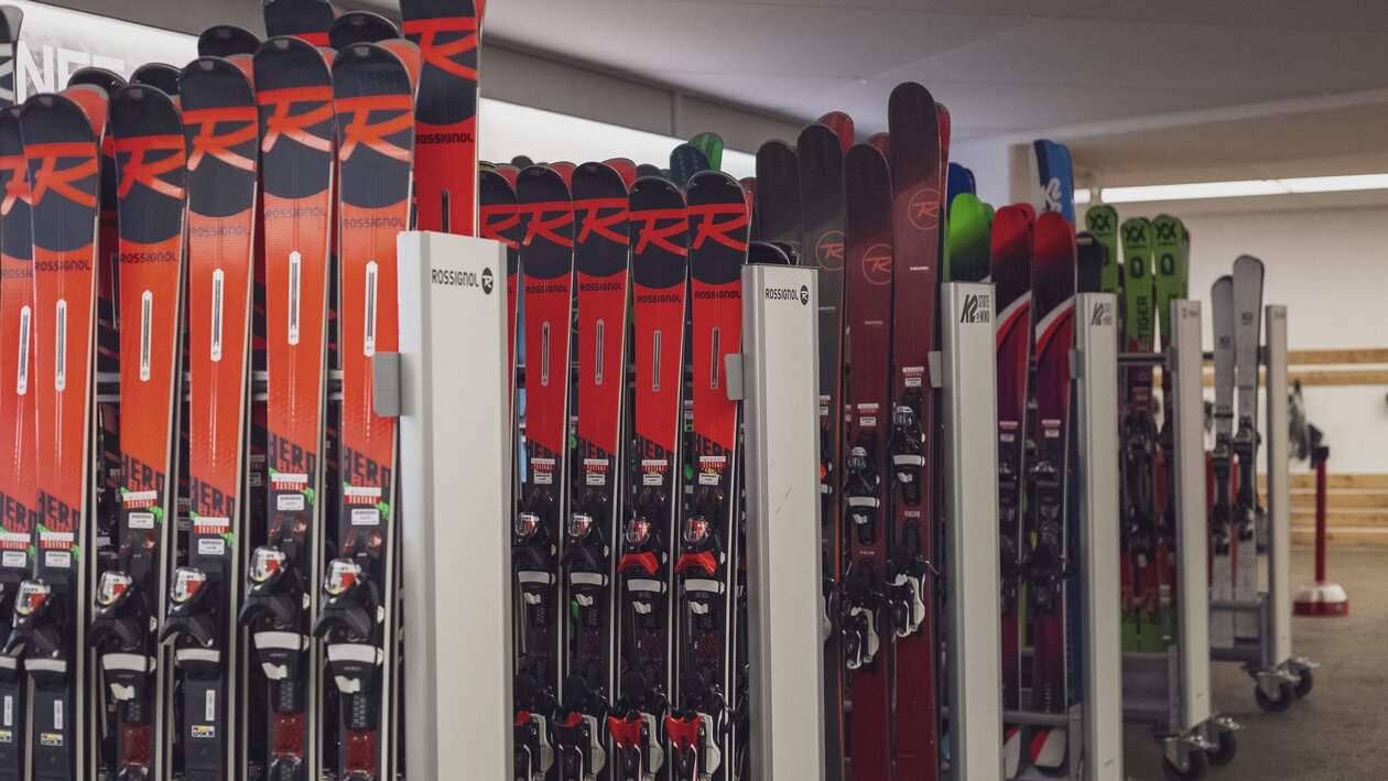 Auswahl an Skiern beim Skiverleih  | © Davos Klosters Mountains 