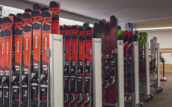 Auswahl an Skiern beim Skiverleih  | © Davos Klosters Mountains 