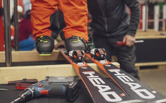 Person bei Anprobe von Skiern mit Bindung | © Davos Klosters Mountains 