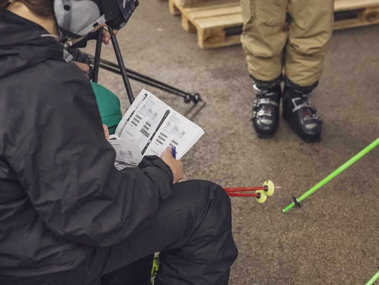 Eine Skifahrerin testet die neusten Skimodelle beim Skitest Center Davos auf Parsenn | © Davos Klosters Mountains