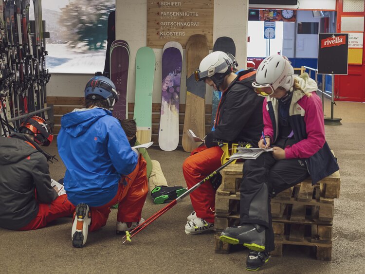 Eine Grupe Skifahrer beim Skitest auf Parsenn | © Davos Klosters Mountains