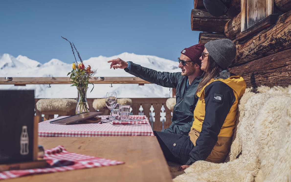 Paar sitzend auf Sonnenterasse  | © Davos Klosters Mountains 