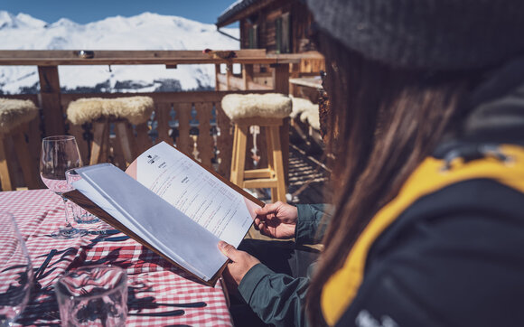 Paar am Menükarte lesen  | © Davos Klosters Mountains 
