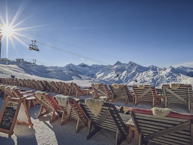 Herrlicher Ausblick von den Sonnenliegen des Chalet Güggel früh morgens bei Traumwetter. | © Davos Klosters Mountains