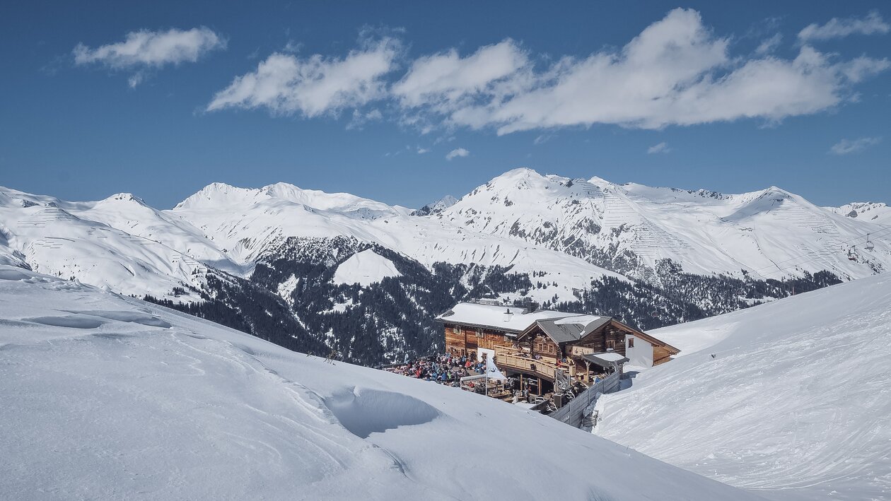 Sicht auf das von Neuschnee umrandete Restaurant Fuxägufer. | © Davos Klosters Mountains