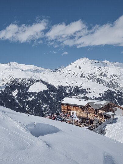 Sicht auf das von Neuschnee umrandete Restaurant Fuxägufer. | © Davos Klosters Mountains