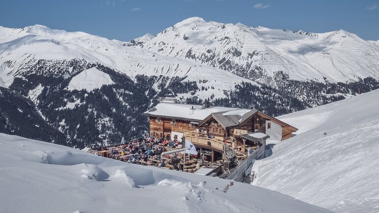 Sicht auf das von Neuschnee umrandete Restaurant Fuxägufer. | © Davos Klosters Mountains