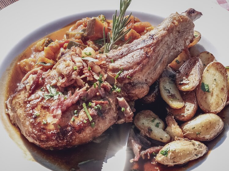 Ein Teller angerichtet mit einem Steak und Bratkartoffeln. | © Davos Klosters Mountains