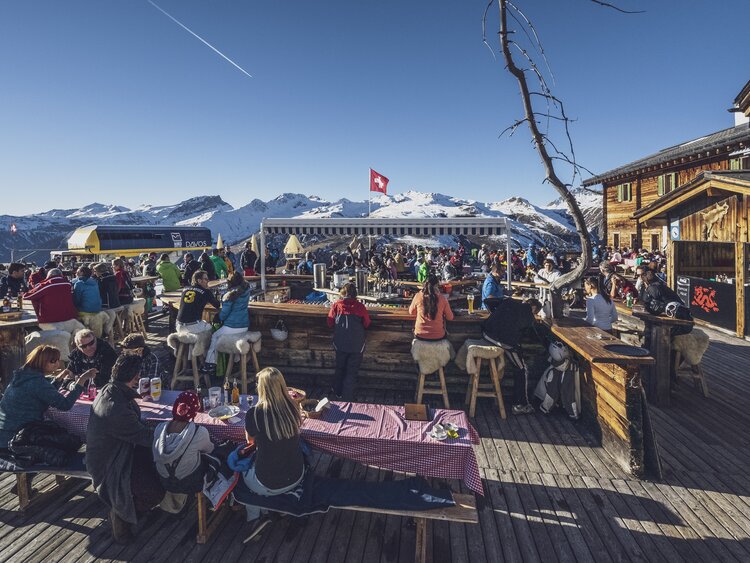 Sicht zur Aussenbar auf der belebten Terrasse des Fuxägufer. | © Davos Klosters Mountains