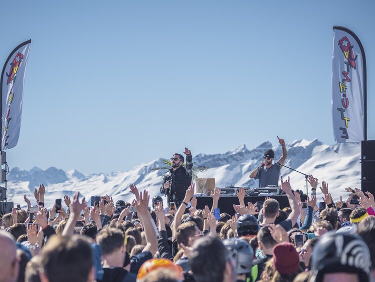 30. Jahre Jubiläum mit Mundart Künstler Bligg  auf der Jatzhütte bei Traumwetter. | © Davos Klostes Mountains