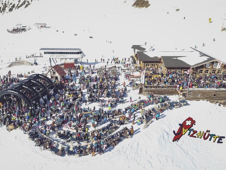 Diese Luftaufnahme zeit die belebte Jatzhütte in ihrem ganzen Umfang. | © Davos Klosters Mountains