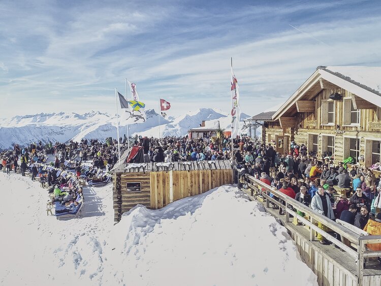 Belebte Sonnenterrasse bei der Jatzhütte auf dem Jakobshorn Davos. | © Davos Klosters Mountains
