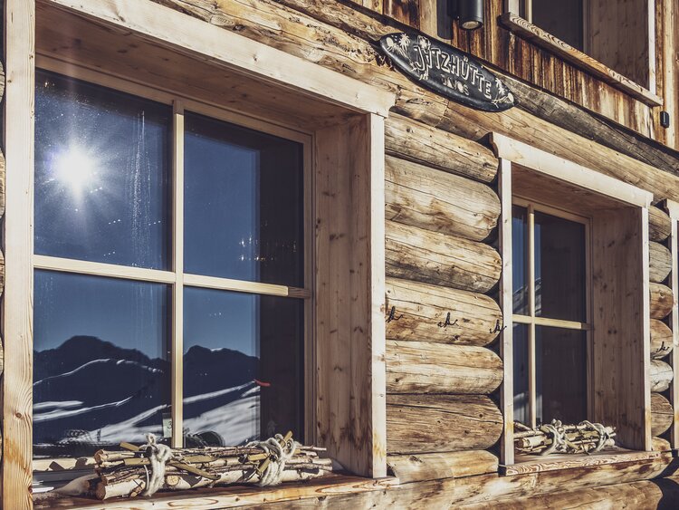 Sonnenstrahlen scheinen bis in die hintersten Winkel der neuen, gemütlichen Jatzhütte. | © Davos Klosters Mountains