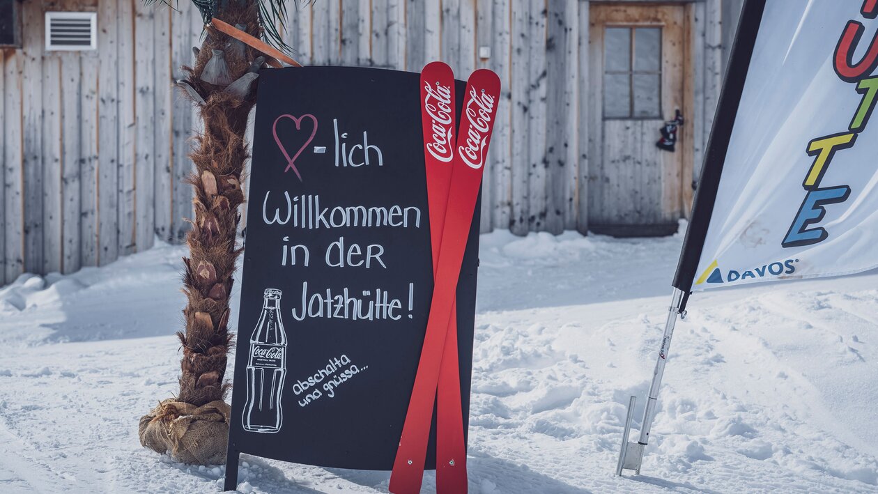 Willkommens-Schild begrüsse die Gäste in der Jatzhütte auf dem Jakobshorn. | © Davos Klosters Mountains