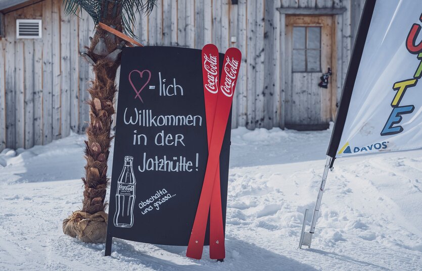 Willkommens-Schild begrüsse die Gäste in der Jatzhütte auf dem Jakobshorn. | © Davos Klosters Mountains