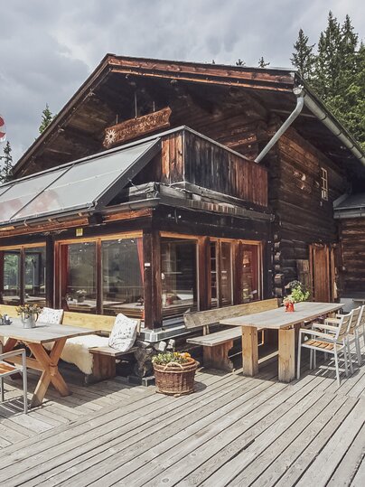 Die kleine aber feine Sonnenterrasse des Naturfreundehaus in Davos. | © Davos Klosters Mountains