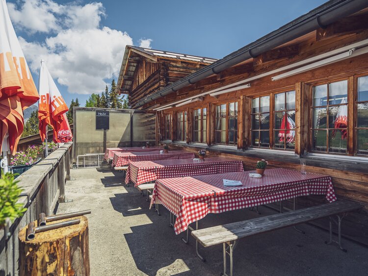 Vier Tische stehen auf der Sonnenterrasse des Restaurants Clavadeler Alp auf dem Jakobshorn. | © Davos Klosters Mountains