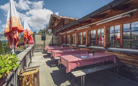 Vier Tische stehen auf der Sonnenterrasse des Restaurants Clavadeler Alp auf dem Jakobshorn. | © Davos Klosters Mountains