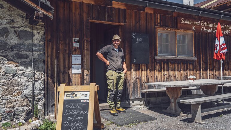 Der Alpmeister Manuel Gufler steht am Eingang zum Restaurant und zur Schaukäserei Clavadeler Alp. | © Davos Klosters Mountains