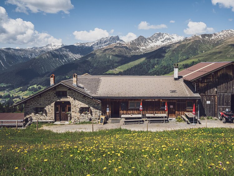 Blick auf die Schaukäserei mit den Bergen von Davos im Hintergund. | © Davos Klosters Mountains