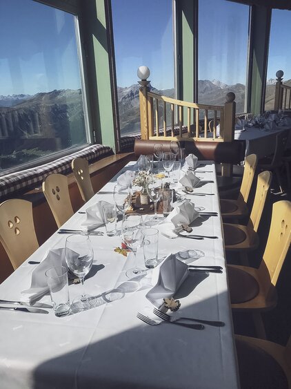 Festlich gedeckter Tisch im Bergrestaruant Sun Peak auf dem Jakobshorn. | © Davos Klosters Mountains