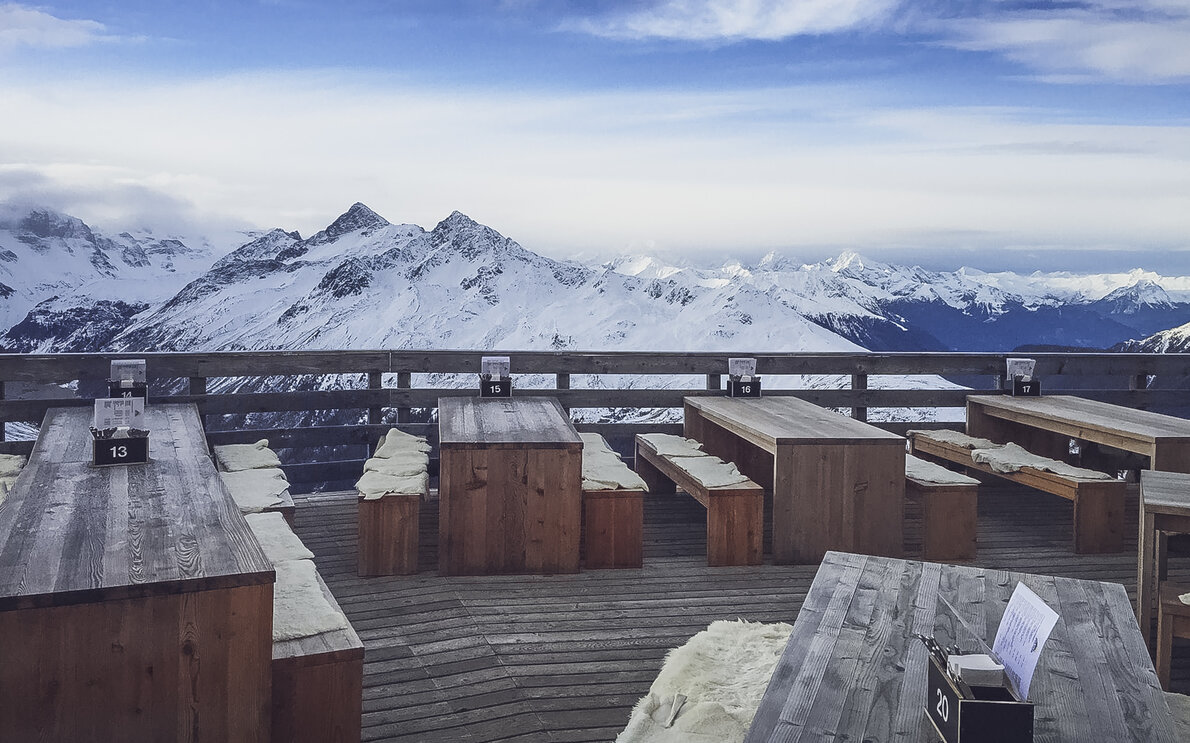 Sun Peak Terrasse ladet mit seiner wunderbaren Aussicht auf Davoser Bergwelt zum verweilen ein. | © Davos Klosters Mountains