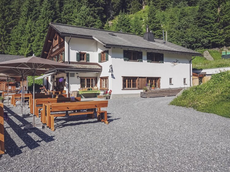 Rustikales Berghaus am Eingang der Schlappiner Walsersiedlung ob Klosters-Dorf. | © Davos Klosters Mountains