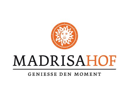 Logo des Madrisa-Hof wird durch Sonne geziert. | © Davos Klosters Mountains