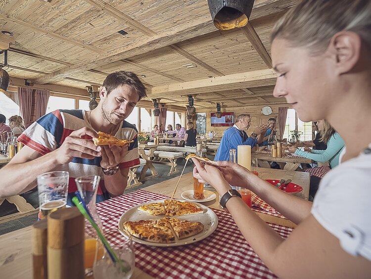 Ein Pärchen teilt sich eine Pizza nach dem Wandern auf Madrisa. | © Davos Klosters Mountains