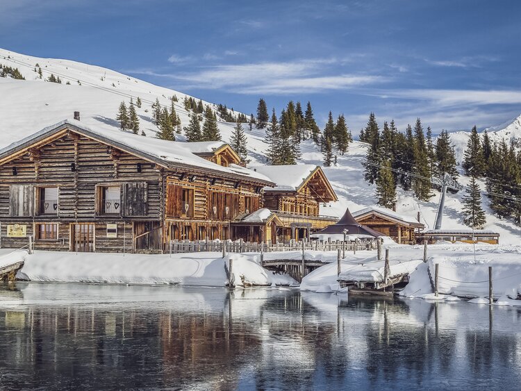Blick auf Madrisa-Hof am Öpfelsee in winterlicher Traumlandschaft. | © Davos Klosters Mountains