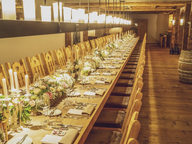 Festlich eingedeckter Tafel Tisch im Restaurant Madrisa-Hof. | © Davos Klosters Mountains