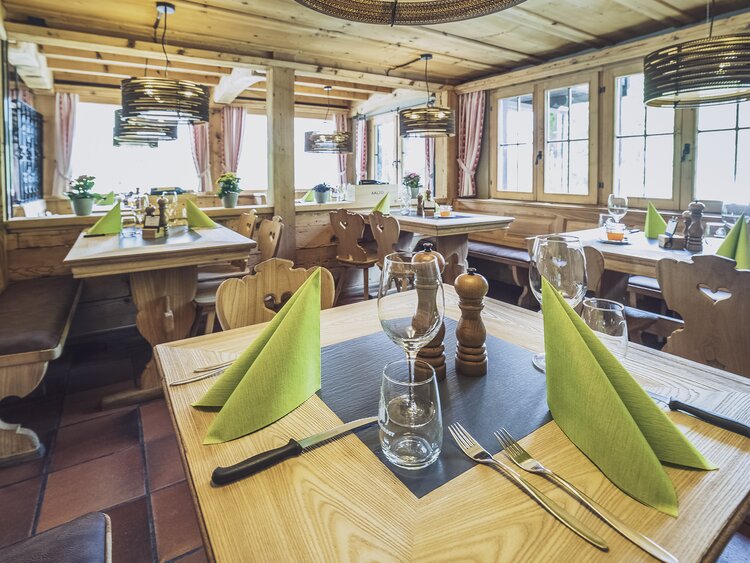 Eingedeckte Tische im gemütlichen Restaurant Madrisa-Mia in Klosters. | © Davos Klosters Mountains
