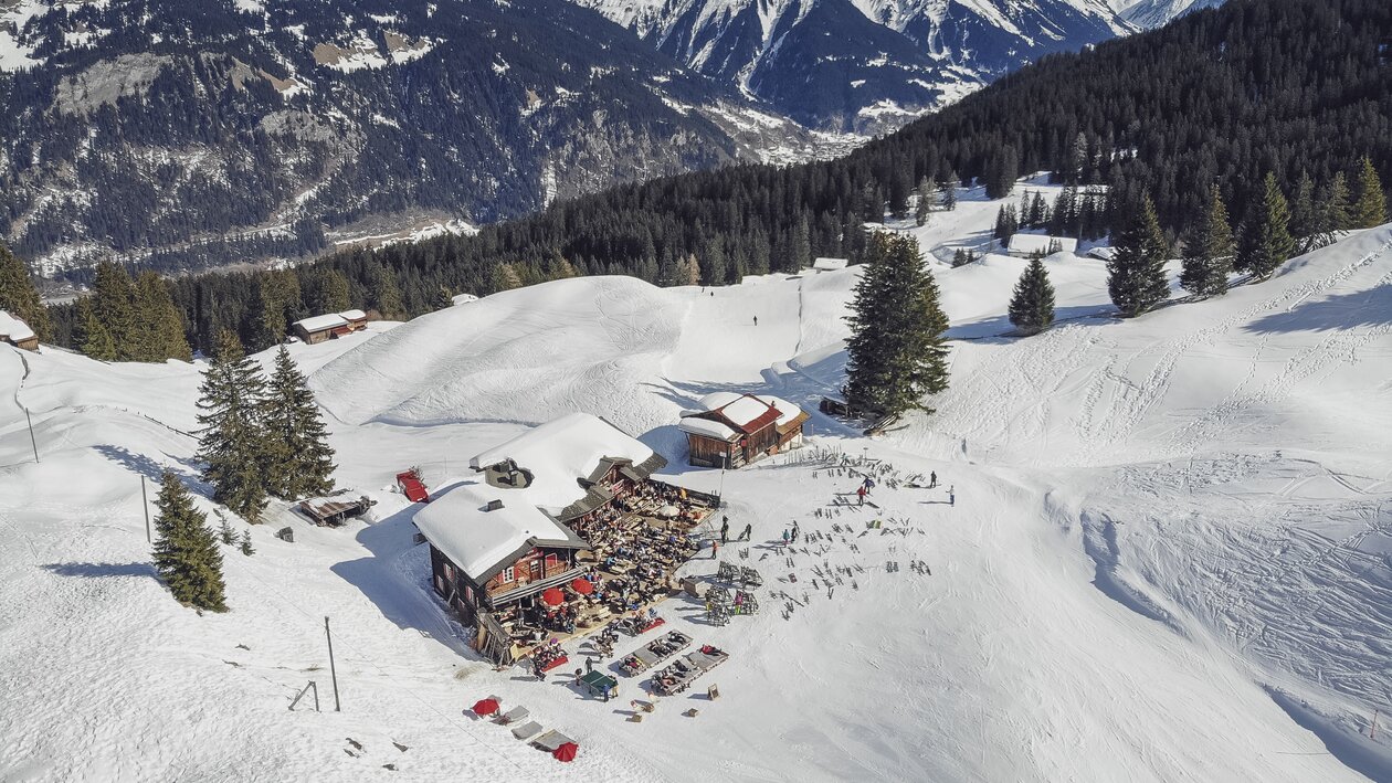 Luftaufnahme des charmanten Berghaus alte Schwendi welches von einer winterlichen Traumlandschaft umgeben ist. | © Davos Klosters Mountains
