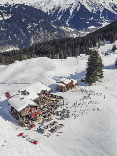 Luftaufnahme des charmanten Berghaus alte Schwendi welches von einer winterlichen Traumlandschaft umgeben ist. | © Davos Klosters Mountains