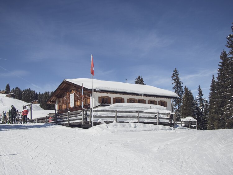 Charmantes Berghaus Erezsäss aus der Ferne nahe der Talstation Schiferbahn. | © Davos Klosters Mountains