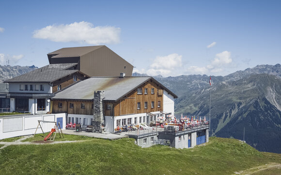 Das Berg Restaurant Gotschnagrat bei der Bergstation Gotschna im Sommer, | © Davos Klosters Mountains