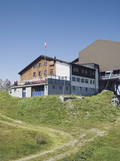 Blick auf die Bergstation Gotschna mit dem Berg Restaurant Gotschnagrat. | © Davos Klosters Mountains