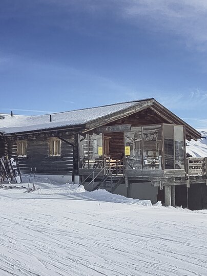 Blick auf das Blockhaus Gruobenalp im Skigebiet Parsenn/Gotschna. | © Davos Klosters Mountains