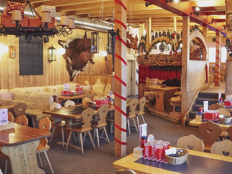 Urchig und gemütlich eingerichtete Sitzplätze im Restaurant Höhenweg. | © Davos Klosters Mountains