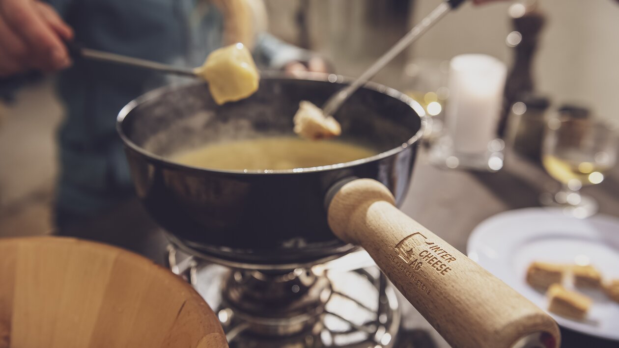 Mit Brot wird das Käsefondue aus dem Caquelon gegessen.  | © Davos Klosters Mountains