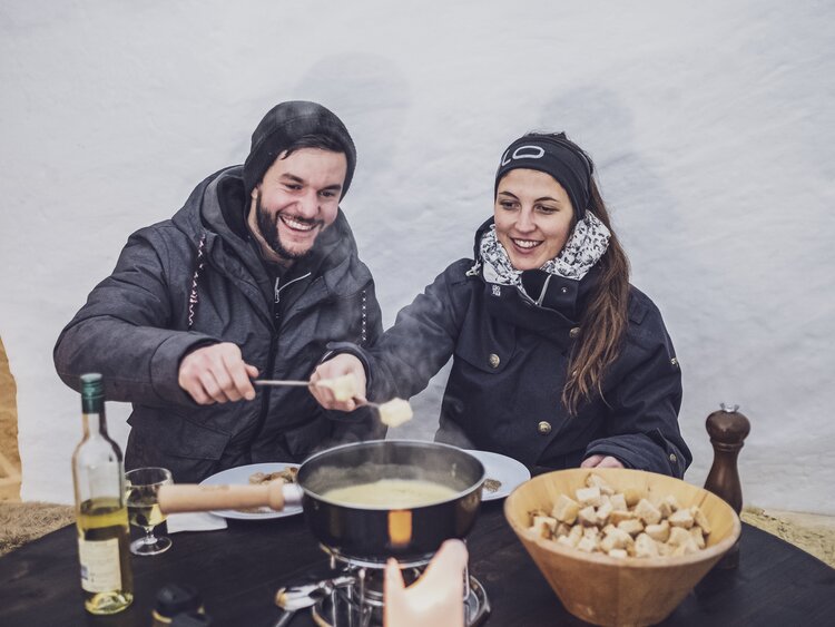 Fondue-Genuss im Igludorf Davos Klosters | © Davos Klosters Mountains