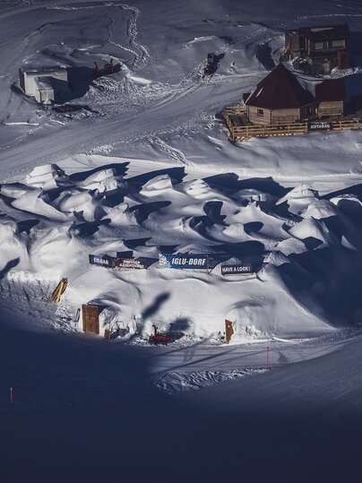 Blick auf das gesamte Iglu-Dorf unterhalb der Station Weissfluhjoch. | © Davos Klosters Mountains